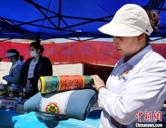 圖為青海省互助縣的中藥枕頭。　張?zhí)砀?攝