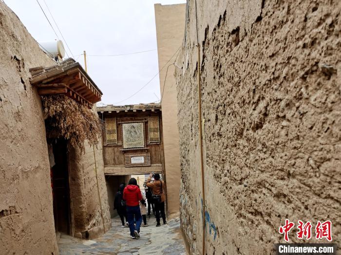 圖為古堡內(nèi)的巷道。　張?zhí)砀?攝