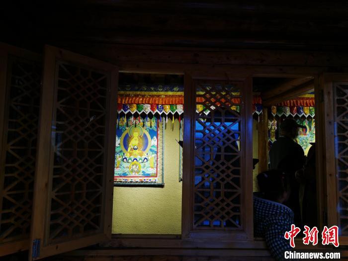 圖為作為展廳的古堡內(nèi)一座土木二層結(jié)構(gòu)“廊房式”建筑?！?zhí)砀?攝