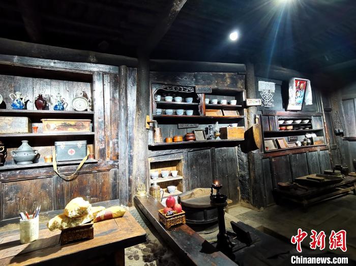 圖為古堡內(nèi)生活場(chǎng)景展示?！?zhí)砀?攝
