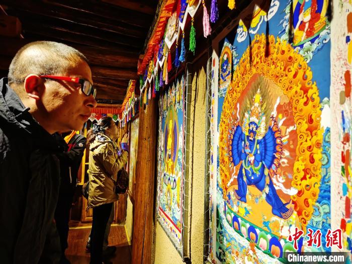 圖為民眾參觀古堡內(nèi)的唐卡?！?zhí)砀?攝