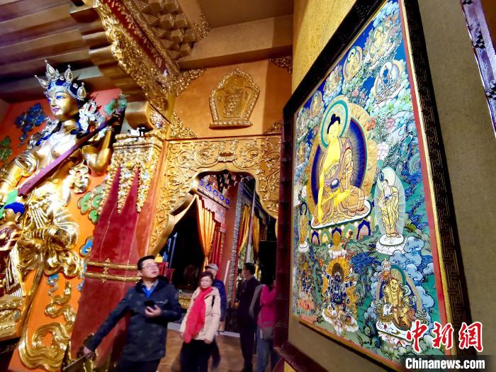 圖為仁俊畫院內(nèi)的唐卡?！?zhí)砀?攝