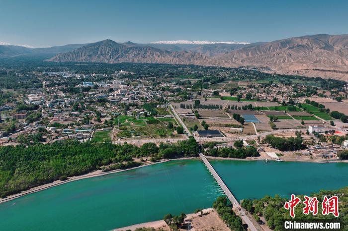 航拍青海貴德黃河岸畔綠意濃濃?！≮w凜松 攝