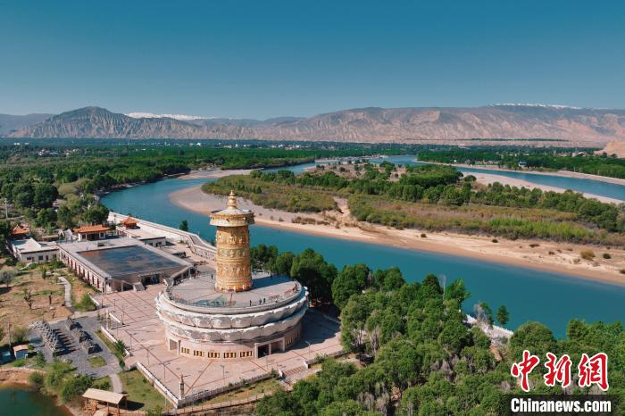 航拍青海貴德黃河岸畔綠意濃濃?！≮w凜松 攝