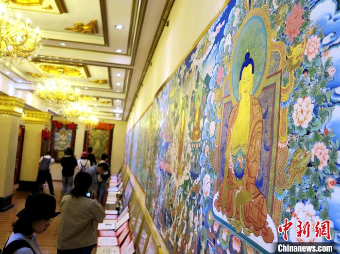 圖為熱貢龍樹畫苑內(nèi)的唐卡。　張?zhí)砀?攝