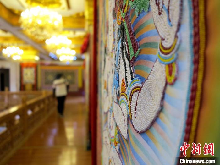 圖為黃南州同仁市熱貢龍樹畫苑內(nèi)的珍珠唐卡?！?zhí)砀?攝