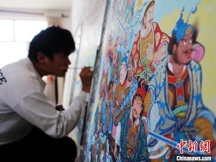 圖為熱貢龍樹畫苑內(nèi)的學(xué)徒繪畫唐卡。　張?zhí)砀?攝