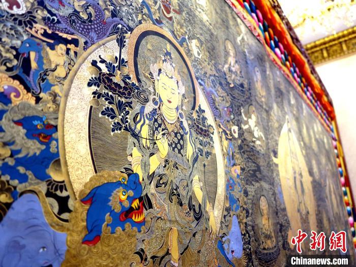 圖為熱貢龍樹畫苑內(nèi)的唐卡。　張?zhí)砀?攝