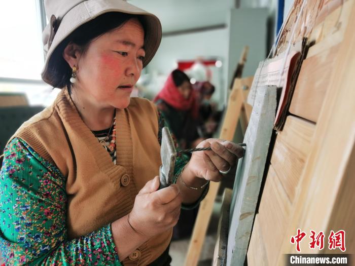 圖為澤庫縣和日鎮(zhèn)石刻藝人?！?zhí)砀?攝