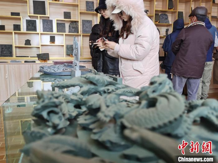 圖為民眾參觀澤庫縣和日石刻?！?zhí)砀?攝