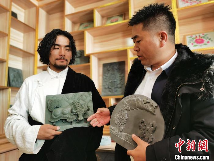 圖為石刻作品展示?！?zhí)砀?攝