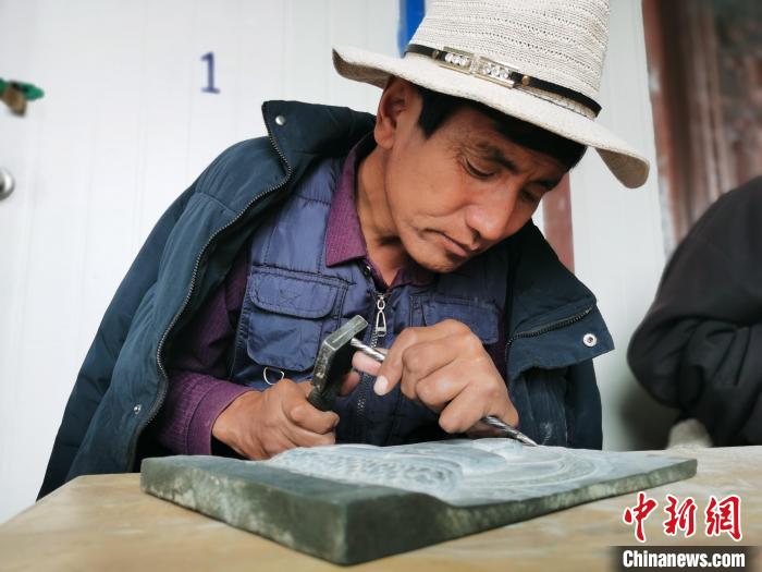 圖為澤庫縣和日鎮(zhèn)石刻藝人雕刻作品?！?zhí)砀?攝