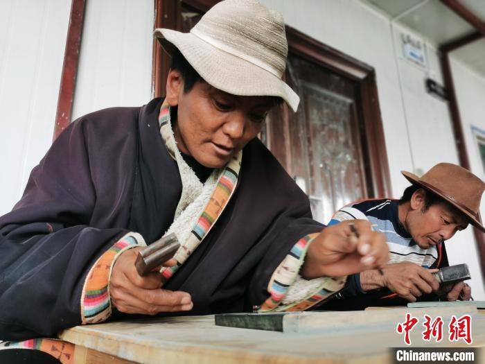 圖為澤庫縣和日鎮(zhèn)石刻藝人雕刻作品?！?zhí)砀?攝