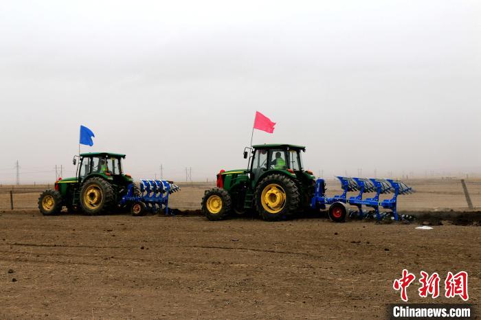 圖為播種機(jī)正在忙碌耕作?！埖么?攝