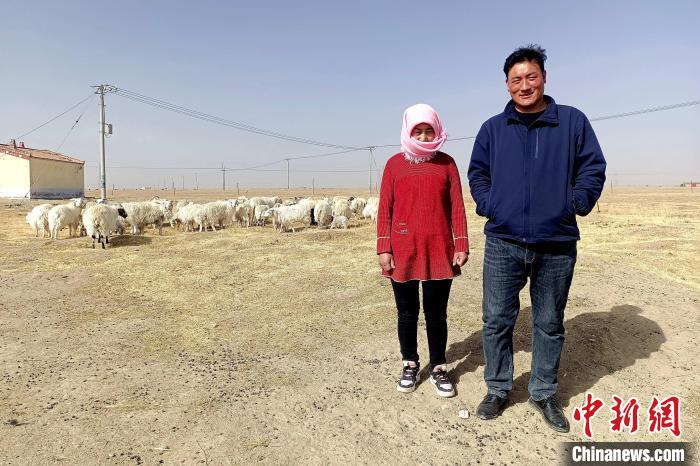 圖為華公太(右)走訪牧民?！〔彭検步?攝