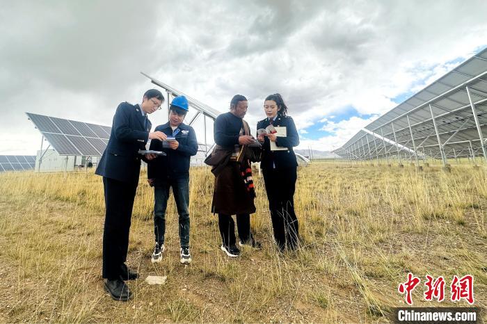 圖為稅務(wù)干部上門開展稅費輔導(dǎo)。　方貴龍 攝