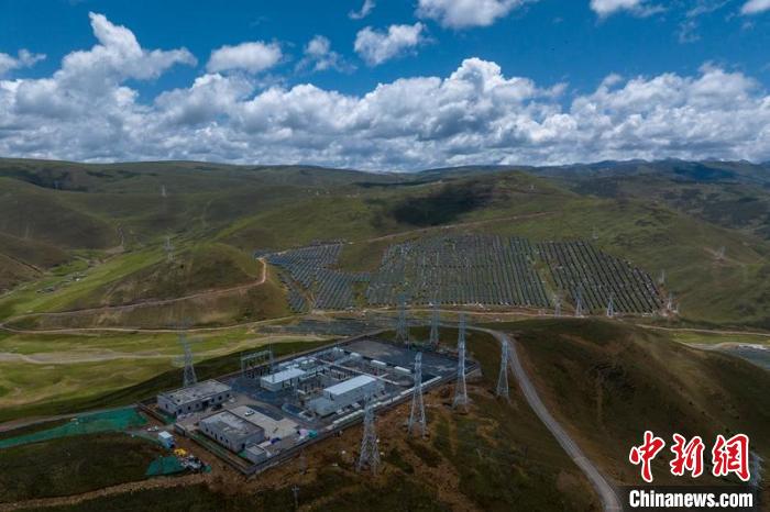 航拍建成投運(yùn)的柯拉一期光伏電站升壓站?！⒅铱?攝