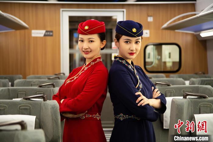 圖為整體色彩以“深藏青”和“喇嘛紅”為主調(diào)的西格段“復(fù)興號”動車組乘務(wù)員新制服。　李磊 攝