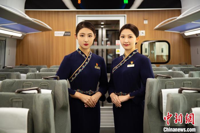 圖為整體色彩以“深藏青”為主調(diào)的西格段“復(fù)興號”動車組乘務(wù)員新制服?！±罾?攝