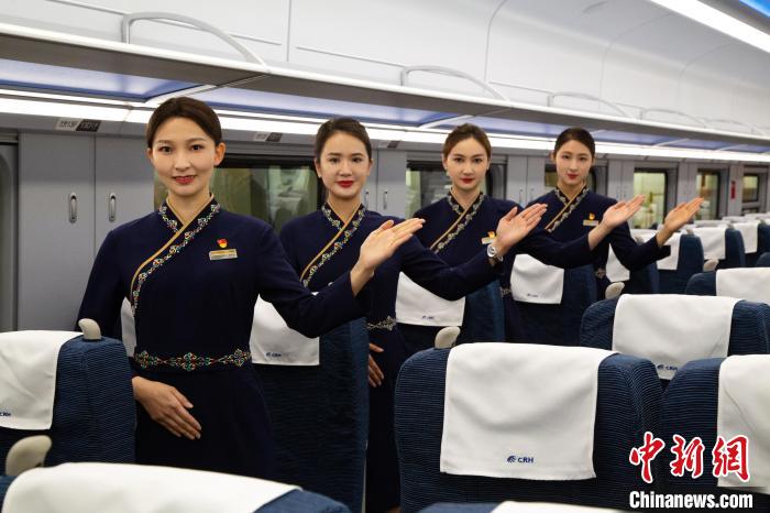 圖為身穿新制服的青藏鐵路西格段“復(fù)興號”動車組乘務(wù)員?！±罾?攝