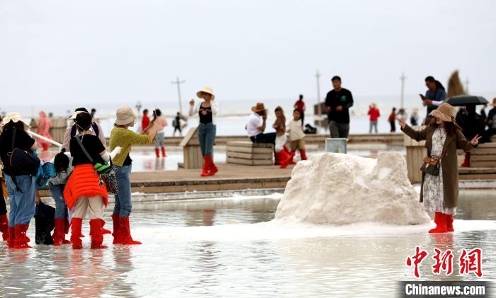 圖為游客在茶卡鹽湖拍照。　薛蒂 攝