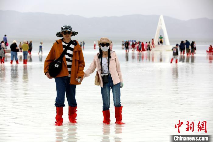 圖為游客在茶卡鹽湖之中?！⊙Φ?攝