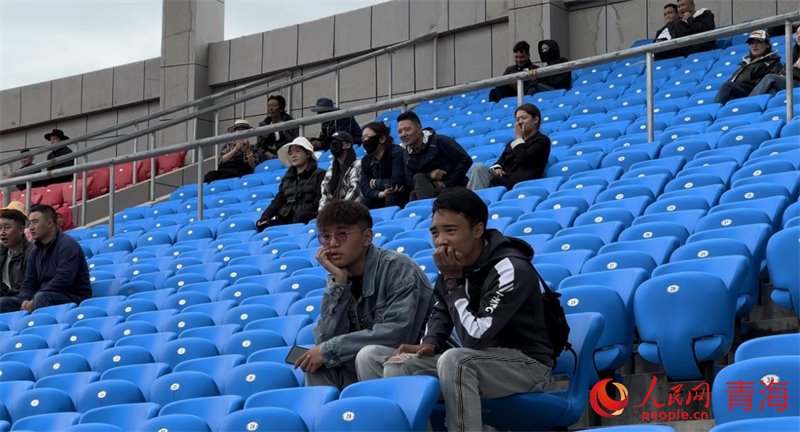 現(xiàn)場觀看“州超”的觀眾。人民網(wǎng) 劉沛然攝