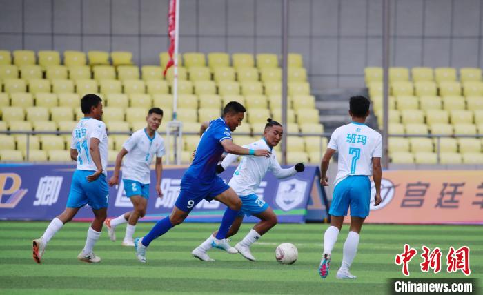 圖為班瑪隊(duì)(白)與達(dá)日隊(duì)在球場(chǎng)進(jìn)行比拼。　馬銘言 攝