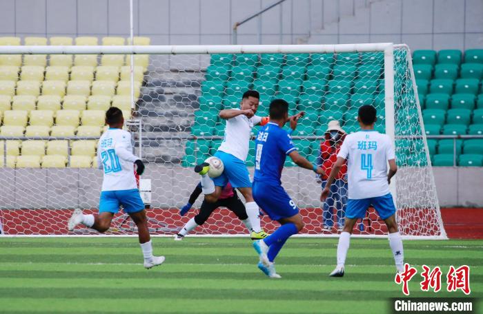 圖為班瑪隊(duì)(白)與達(dá)日隊(duì)在球場(chǎng)進(jìn)行比拼。　馬銘言 攝