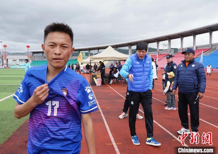 圖為范志毅在球場(chǎng)邊指導(dǎo)球員?！●R銘言 攝