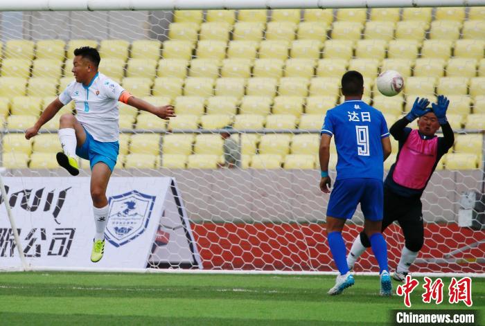 圖為班瑪隊(duì)(白)與達(dá)日隊(duì)在球場(chǎng)進(jìn)行比拼?！●R銘言 攝