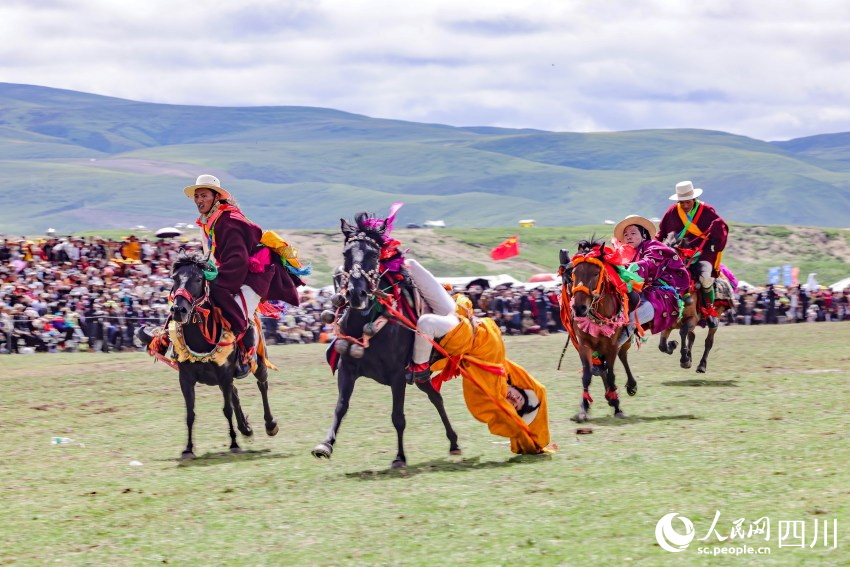 馬術(shù)表演現(xiàn)場(chǎng)。洛絨尼瑪攝