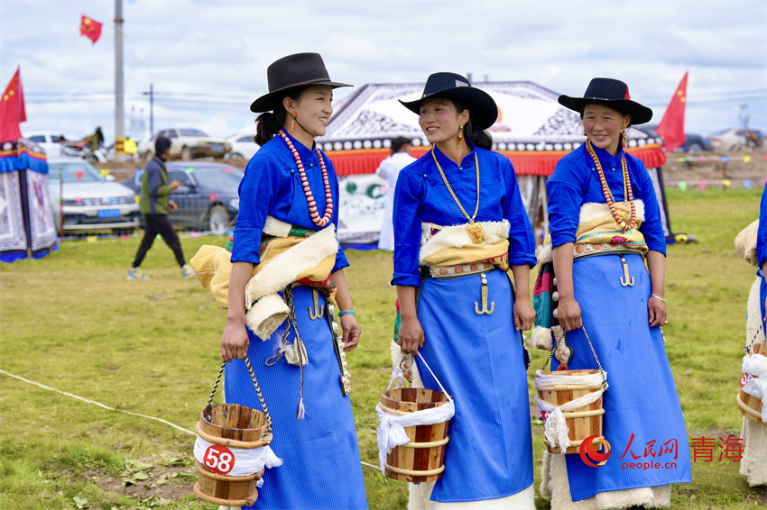 身著節(jié)日盛裝的澤庫牧女。人民網(wǎng) 陳明菊攝