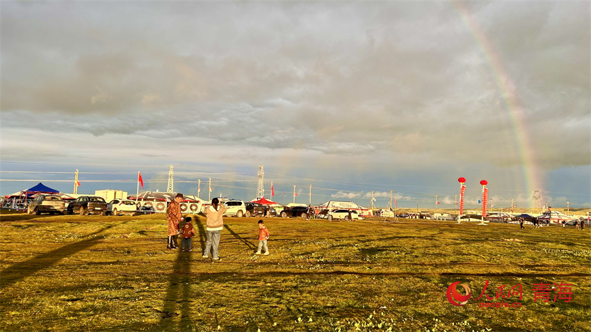 一家四口打卡彩虹。人民網(wǎng) 陳明菊攝