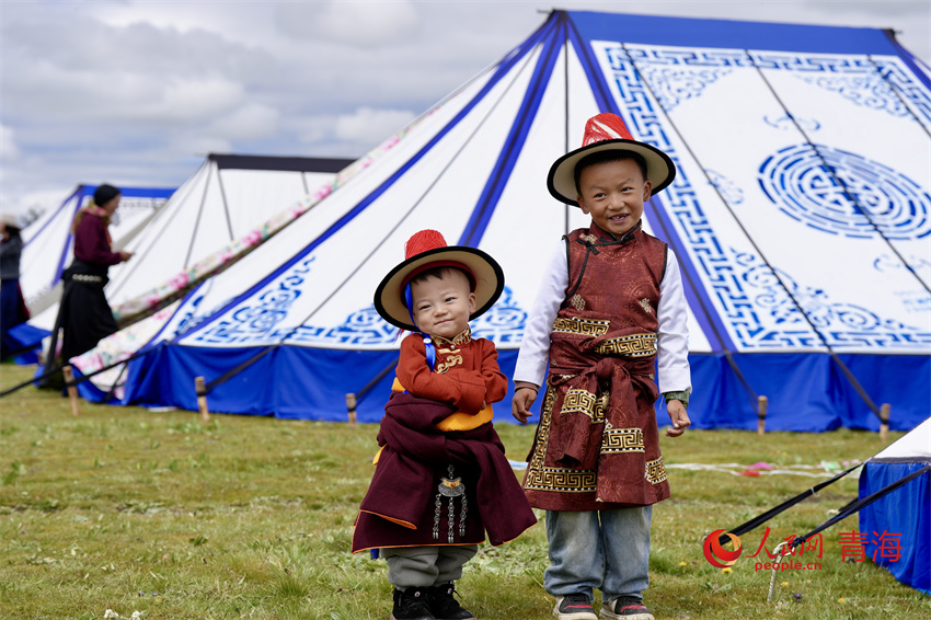 身著節(jié)日盛裝的小朋友。人民網(wǎng) 陳明菊攝