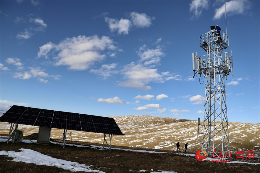 玉樹州曲麻萊縣黃河源流域約古宗列曲拍攝的中國(guó)移動(dòng)5G基站。人民網(wǎng) 陳明菊攝