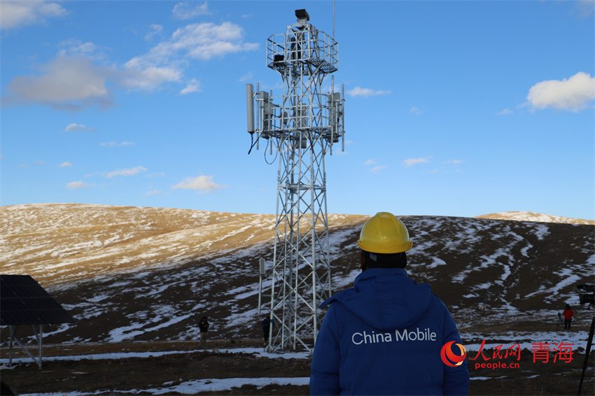 逆光下的中國(guó)移動(dòng)5G基站。人民網(wǎng) 陳明菊攝