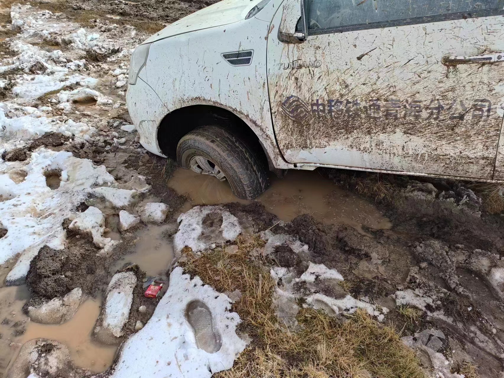 冰天雪地，泥濘路滑。祁海峰攝。