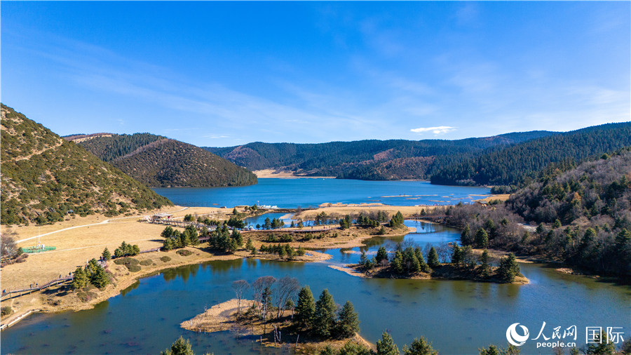 初冬的屬都湖。人民網(wǎng)記者 虎遵會(huì)攝