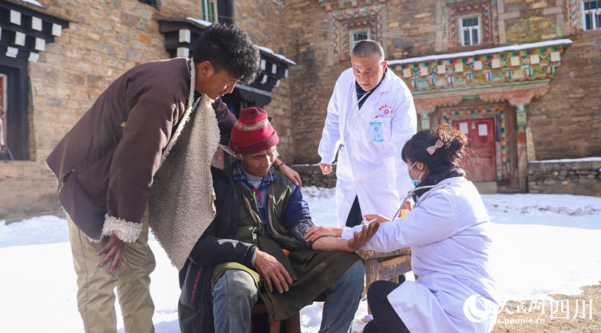 幫扶醫(yī)療小分隊成員為村民義診。劉學懿攝