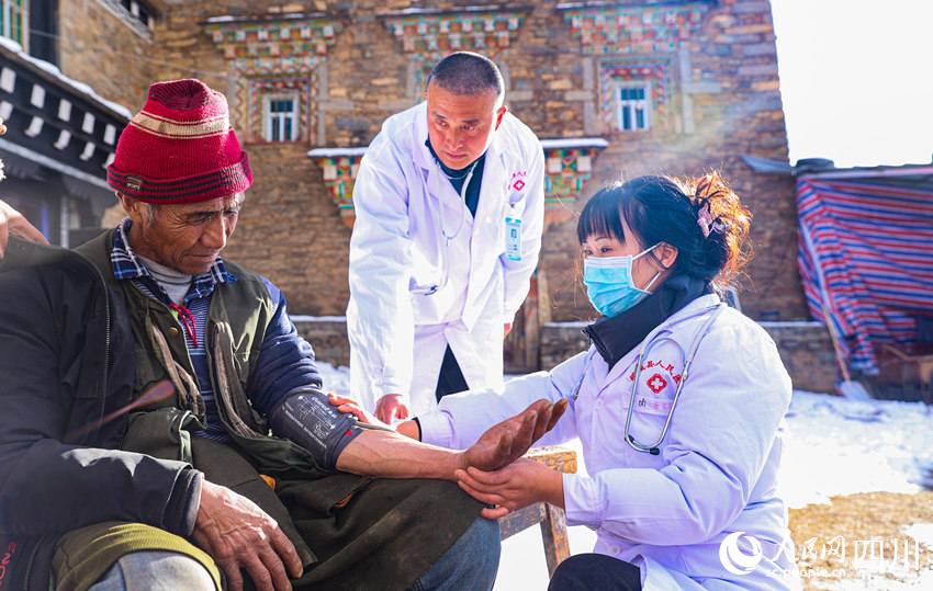 幫扶醫(yī)療小分隊成員為村民義診。劉學懿攝