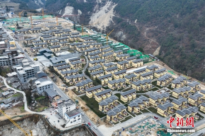 圖為2月1日，瀘定磨西鎮(zhèn)震后重建的安置小區(qū)。(無(wú)人機(jī)照片)<a target='_blank' href='/'><p  align=