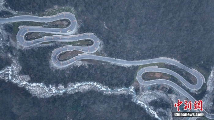 圖為2月1日，震后重建的海螺溝景區(qū)道路。(無(wú)人機(jī)照片)<a target='_blank' href='/'><p  align=