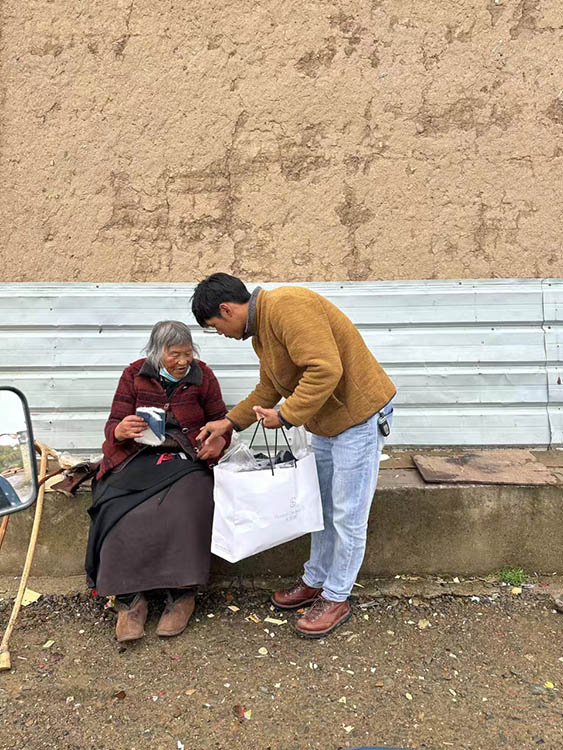 扎西奪爾登為困難群眾送去冬季御寒物資。阿壩州文明辦供圖