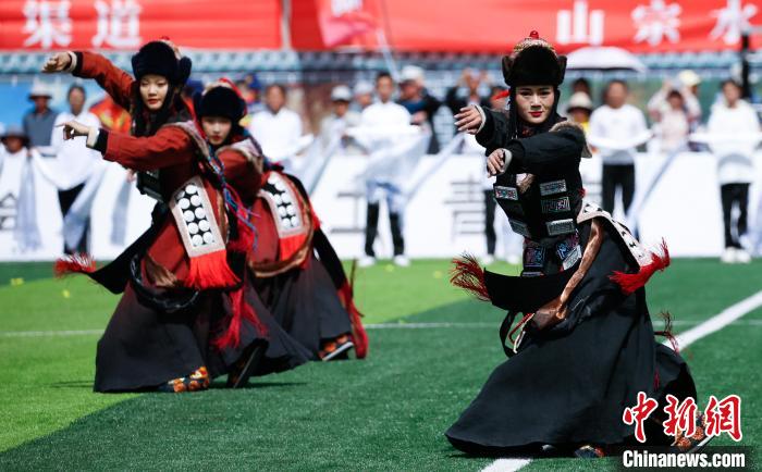 青海門源：國家級(jí)非遺華熱藏族服飾亮相“青超聯(lián)賽”