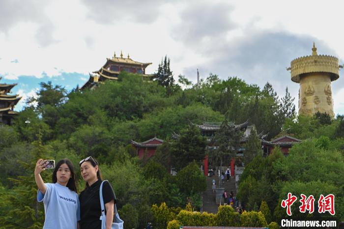 云南香格里拉獨(dú)克宗古城端午假期旅游熱