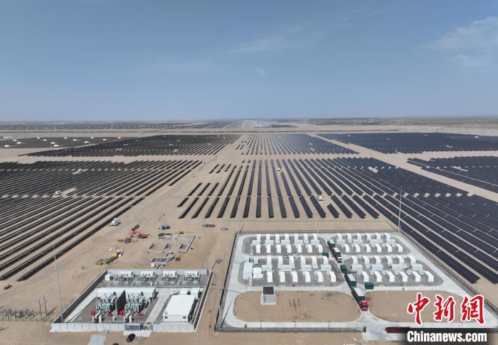 航拍全球首個50兆瓦/100兆瓦時智能組串式構網(wǎng)型儲能電站