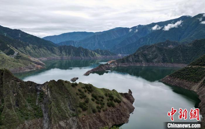 國(guó)道318川藏線川西高原景觀:天龍湖