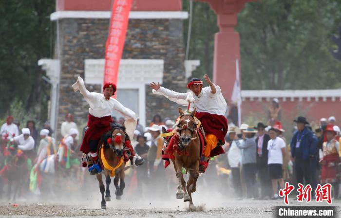 玉樹賽馬會(huì)：康巴漢子展示馬背上的“速度與激情”
