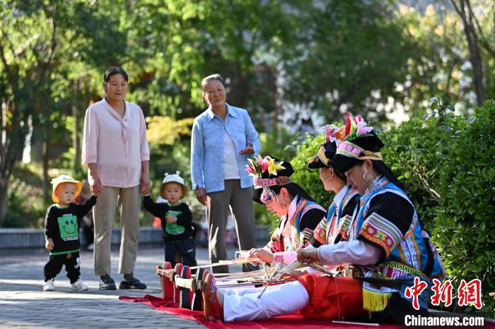 甘肅舟曲千年羌藏織錦技藝經(jīng)緯交錯呈多彩文化